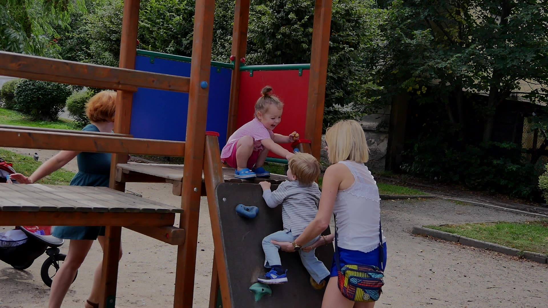 Festyny, turnieje piłkarskie i nowe place zabaw