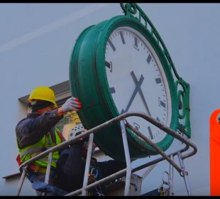 Trwa odliczanie do powrotu zegara z ul. 1 Maja w Jeleniej Górze