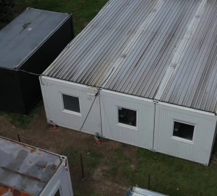 Schronisko Brata Alberta stworzyło kontenerową strefę buforową