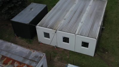 Schronisko Brata Alberta stworzyło kontenerową strefę buforową