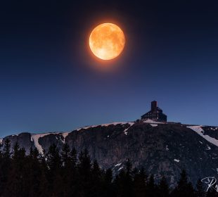Zachód Księżyca nad Śnieżnymi Kotłami