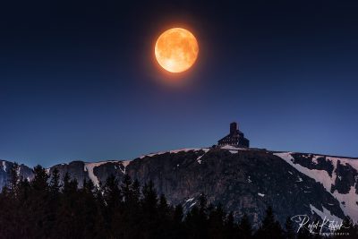 Zachód Księżyca nad Śnieżnymi Kotłami