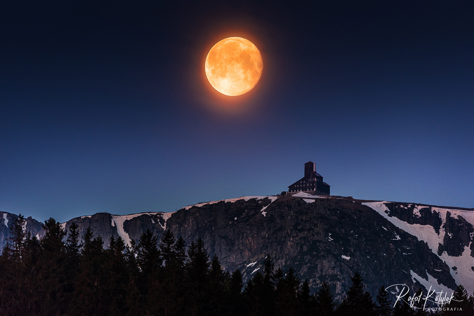 Zachód Księżyca nad Śnieżnymi Kotłami