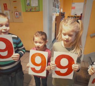 Przedszkolaki uczą jak pomagać Przedszkolaki uczą jak pomagać