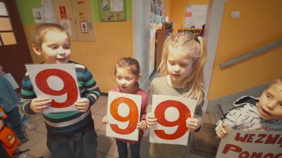 Przedszkolaki uczą jak pomagać