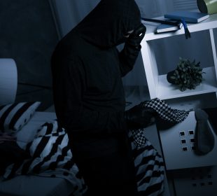 Policja ostrzega! Uwaga na oszustów, którzy okradają seniorów