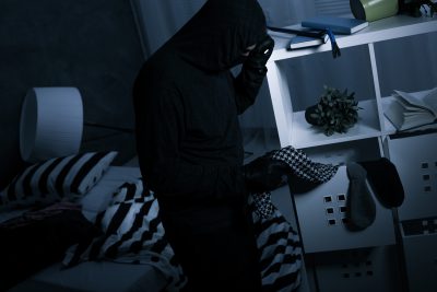 Policja ostrzega! Uwaga na oszustów, którzy okradają seniorów