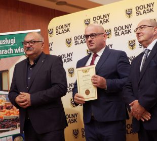 Nowe pieniądze dla gmin. Marszałek wręczył promesy