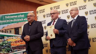 Nowe pieniądze dla gmin. Marszałek wręczył promesy Nowe pieniądze dla gmin. Marszałek wręczył promesy