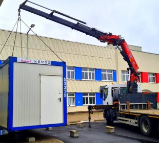 Medyczne kontenery przed szpitalem w Jeleniej Górze