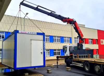 Medyczne kontenery przed szpitalem w Jeleniej Górze