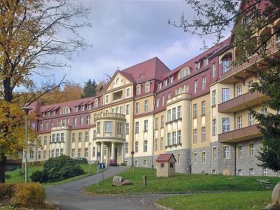 W szpitalu w Kowarach obok seniorów w najcięższym stanie mają leczyć zakażonych COVID-19