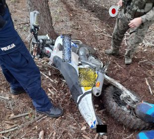 Kolejny crossowiec odpowie przed sądem, między innymi za nielegalny wjazd do lasu.