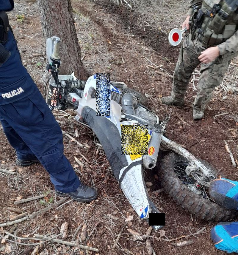 Kolejny crossowiec odpowie przed sądem, między innymi za nielegalny wjazd do lasu.