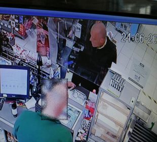 Rozpoznajesz tego mężczyznę – zadzwoń! Podejrzewany jest o wprowadzenie do obrotu fałszywych pieniędzy.