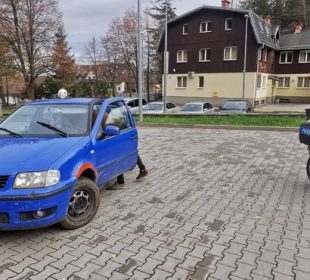Policjanci zatrzymali kierowcę, który naruszył zakazy sądowe oraz kierował wbrew decyzjom o cofnięciu mu uprawnień. Policjanci zatrzymali kierowcę, który naruszył zakazy sądowe oraz kierował wbrew decyzjom o cofnięciu mu uprawnień.