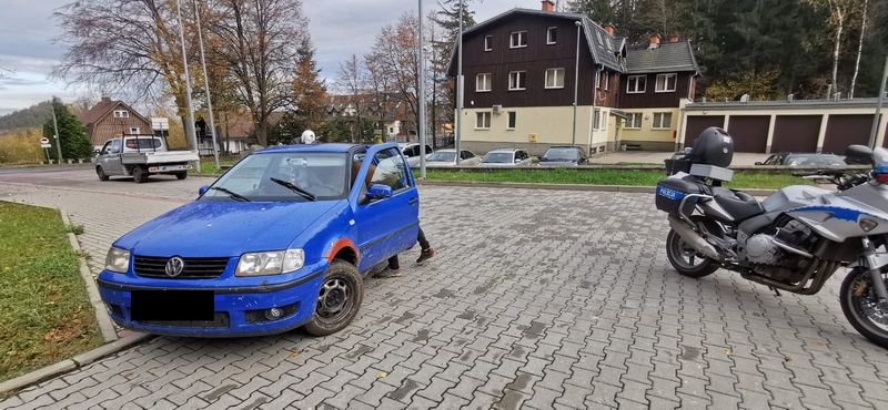 Policjanci zatrzymali kierowcę, który naruszył  zakazy sądowe oraz kierował wbrew decyzjom o cofnięciu mu uprawnień.