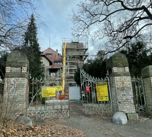 Remont zabobrzańskiego zameczku idzie zgodnie z planem.