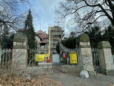 Remont zabobrzańskiego zameczku idzie zgodnie z planem.