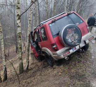 Dwa terenowe pojazdy rozjeżdżały tereny leśne i łąki.