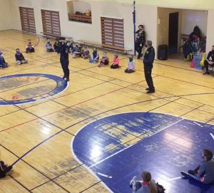 Mundurowi spotkali nie z dziećmi by porozmawiać o bezpieczeństwie Mundurowi spotkali nie z dziećmi by porozmawiać o bezpieczeństwie