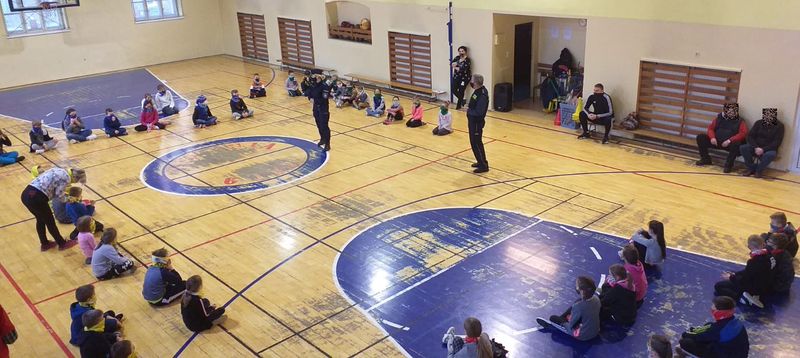 Mundurowi spotkali nie z dziećmi by porozmawiać  o bezpieczeństwie