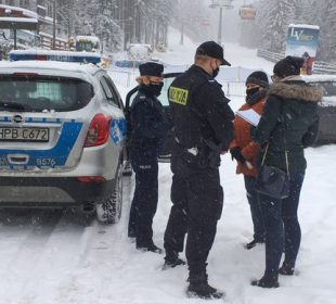 Jeleniogórska policja kontroluje stoki i obiekty wypoczynkowe w Karpaczu. Jeleniogórska policja kontroluje stoki i obiekty wypoczynkowe w Karpaczu.