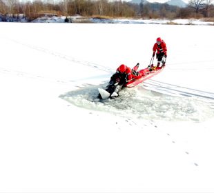 Strażacy ćwiczyli ratownictwo na lodzie