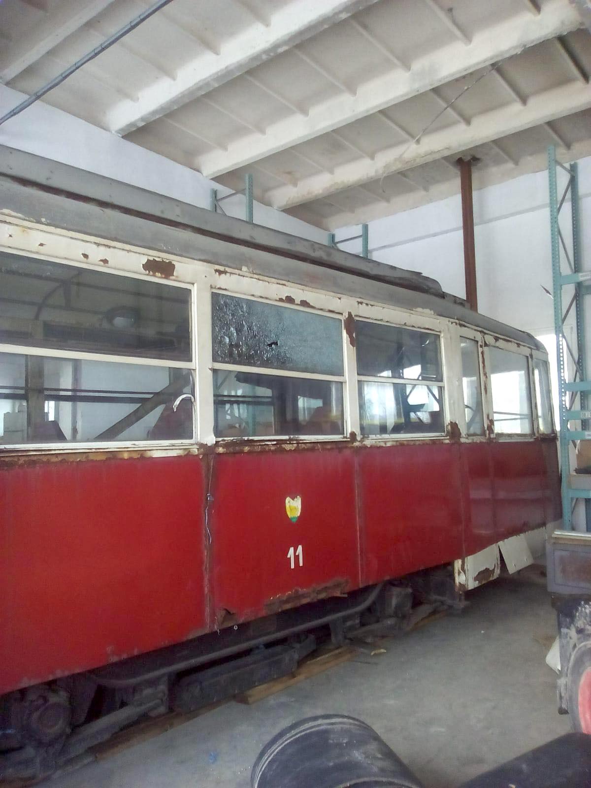 Jeleniogórski tramwaj wywieziony do Rakowic Wielkich. Tam nie straszne mu mrozy i opady