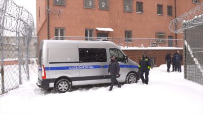 Areszt Śledczy w Jeleniej Górze przekazał samochód jeleniogórskim strażnikom miejskim Areszt Śledczy w Jeleniej Górze przekazał samochód jeleniogórskim strażnikom miejskim