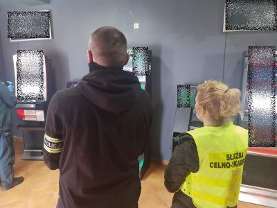 Nielegalne automaty do gier zarekwirowane przez policjantów