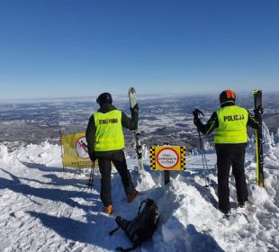 Policyjne patrole narciarskie dbały o bezpieczeństwo na stokach w Karpaczu i w Szklarskiej Porębie