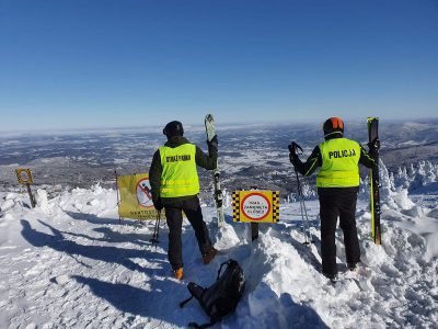 Policyjne patrole narciarskie dbały o bezpieczeństwo na stokach w Karpaczu i w Szklarskiej Porębie