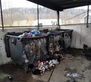 Wandale znów podpalili pojemniki na odpady