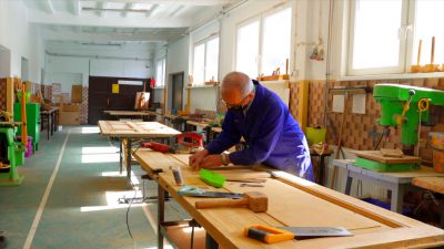 W “Rzemiosłach” odnawiają 100 letnie drzwi W “Rzemiosłach” odnawiają 100 letnie drzwi