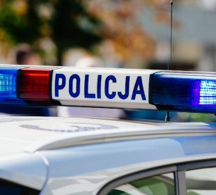 Dwóch nieletnich dla zabawy zniszczyło donice wraz nasadzeniami w centrum Kowar, czym spowodowali straty w wysokości blisko 7 tysięcy złotych Dwóch nieletnich dla zabawy zniszczyło donice wraz nasadzeniami w centrum Kowar, czym spowodowali straty w wysokości blisko 7 tysięcy złotych