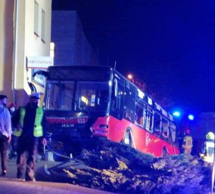 Autobus MZK wjechał w samochód osobowy