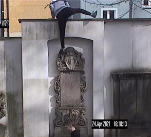 Zabawa na murach ogrodzeniowych kościoła