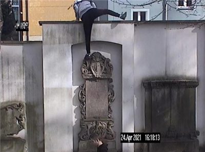 Zabawa na murach ogrodzeniowych kościoła