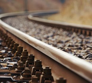 Kobieta leżała na torach, chciała popełnić samobójstwo Kobieta leżała na torach, chciała popełnić samobójstwo