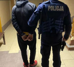 Ratownicy medyczni udzielili mu pomocy, a 30-latek w podziękowaniu wyzywał ich i groził pozbawieniem życia