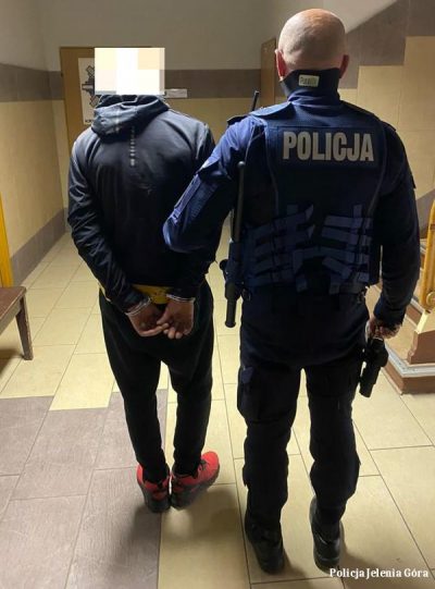 Ratownicy medyczni udzielili mu pomocy, a 30-latek w podziękowaniu wyzywał ich i groził pozbawieniem życia