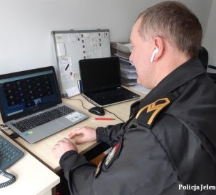 Policjantka i strażak spotkali się wirtualnie ze studentami KPSW w Jeleniej Górze.