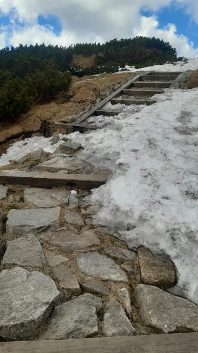 Otwarty szlak przez Kocioł Łomniczk