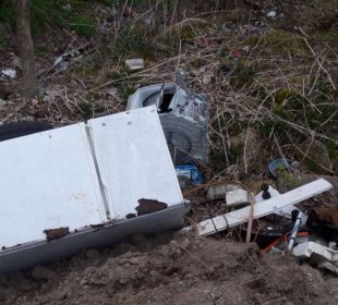 Koparką zakopywał śmieci w polu. Od jak dawna trwał proceder?