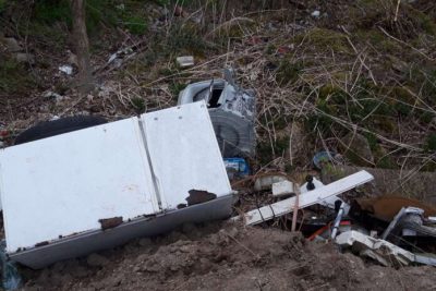 Koparką zakopywał śmieci w polu. Od jak dawna trwał proceder?