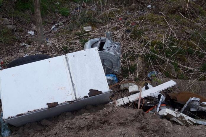 Koparką zakopywał śmieci w polu. Od jak dawna trwał proceder? Koparką zakopywał śmieci w polu. Od jak dawna trwał proceder?