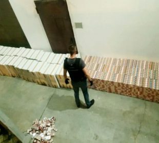 Przemycał papierosy. Skonstruował skrytkę pod górną plandeką busa Przemycał papierosy. Skonstruował skrytkę pod górną plandeką busa