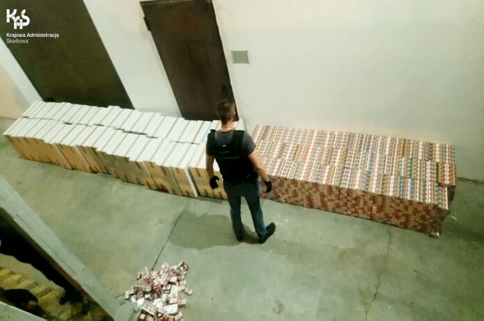 Przemycał papierosy. Skonstruował skrytkę pod górną plandeką busa