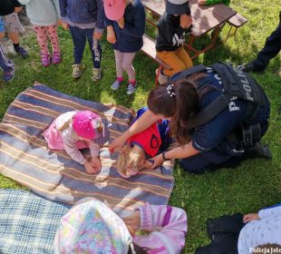 Wakacje tuż, tuż. Dzielnicowi spotkają się z uczniami i rozmawiają o bezpieczeństwie